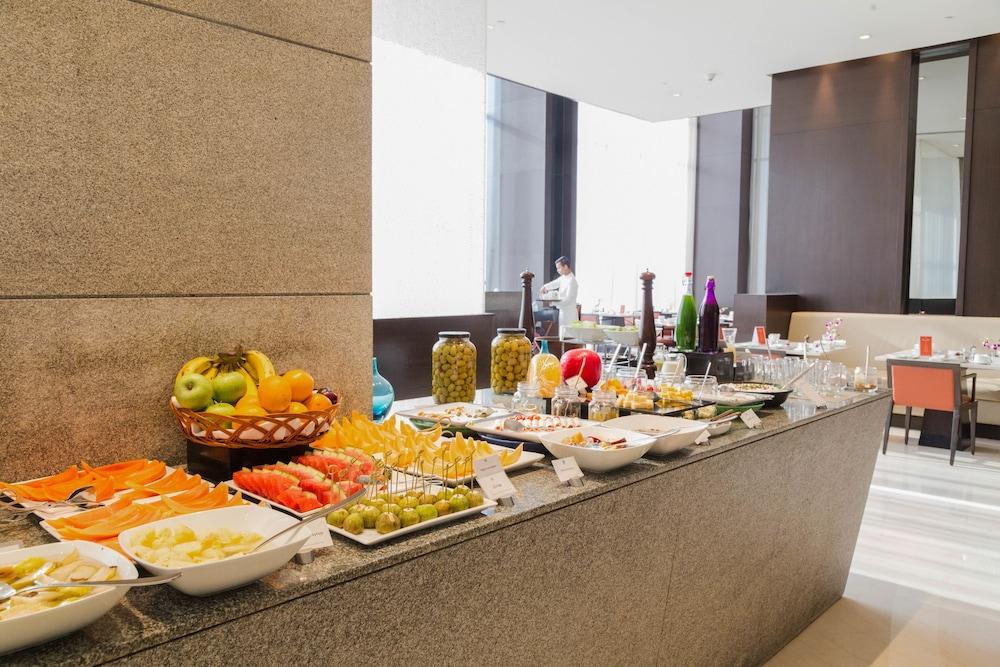 Hotel Trident Hajdarábád Exteriér fotografie A buffet at a hotel