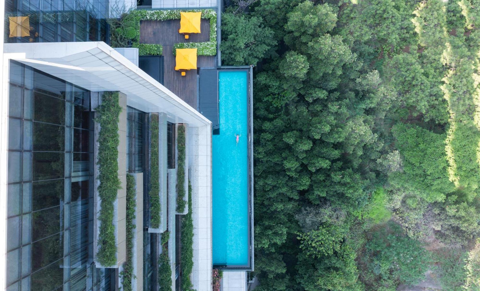 Hotel Trident Hajdarábád Exteriér fotografie The swimming pool at the hotel