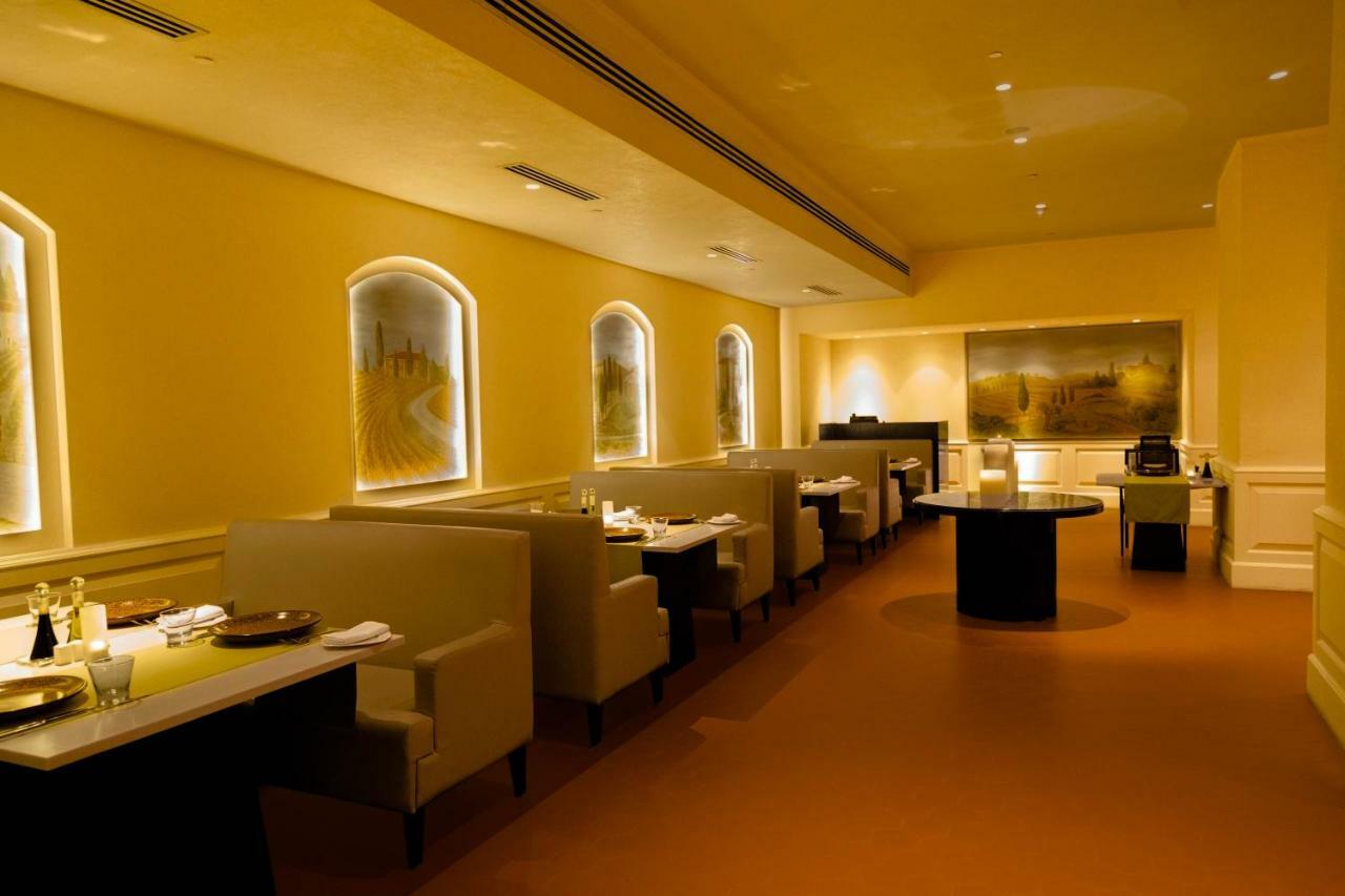 Hotel Trident Hajdarábád Exteriér fotografie The interior of the restaurant